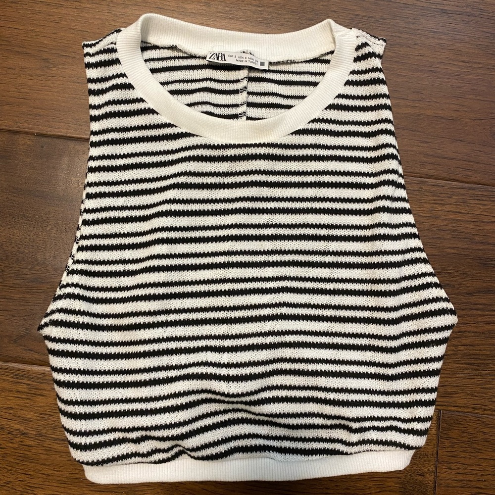 Zara black and white sleeveless crop top, size small